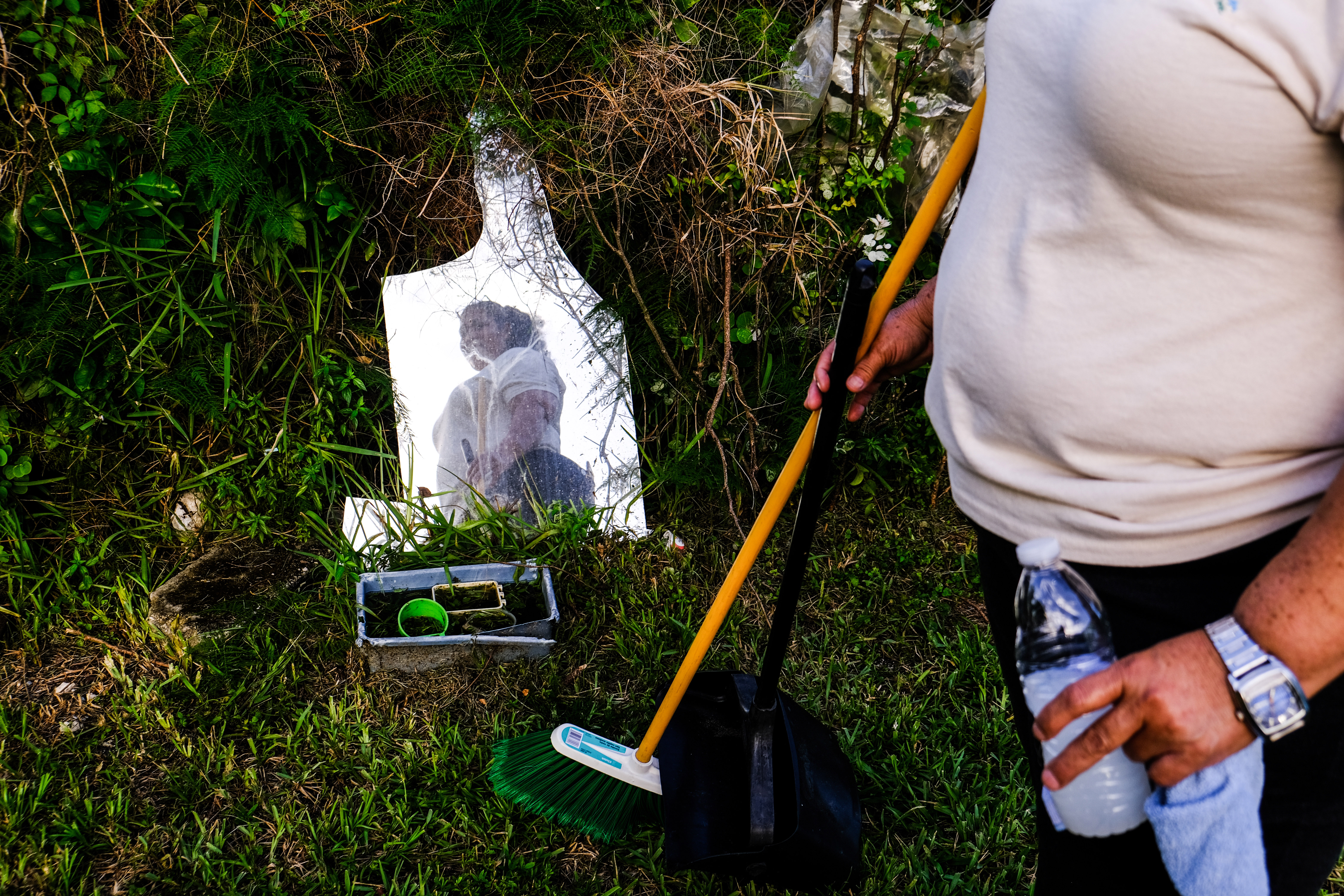 Marta Lorena Cortez Estrada, una conserje que trae sus propios suministros de limpieza y  mascarillas, cerca de su casa en Hialeah, Florida, EE. UU. (Maria Alejandra Cardona / The New York Times)