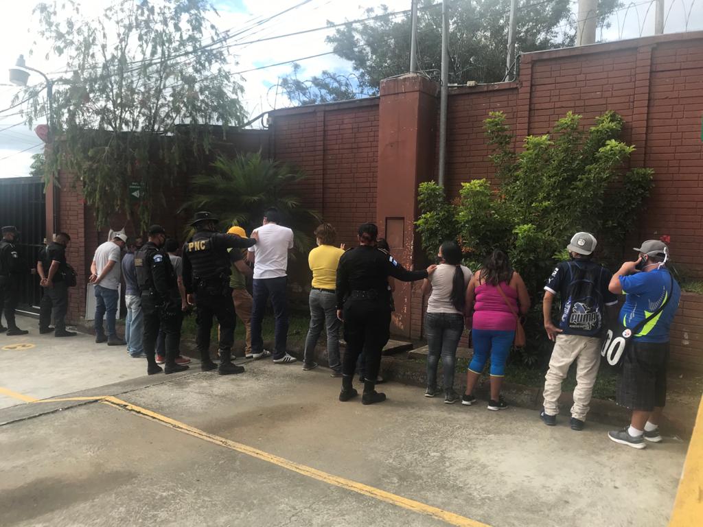 Fueron capturadas 15 personas por escandalizar y beber lícor en un restaurante. Foto Prensa Libre: PNC