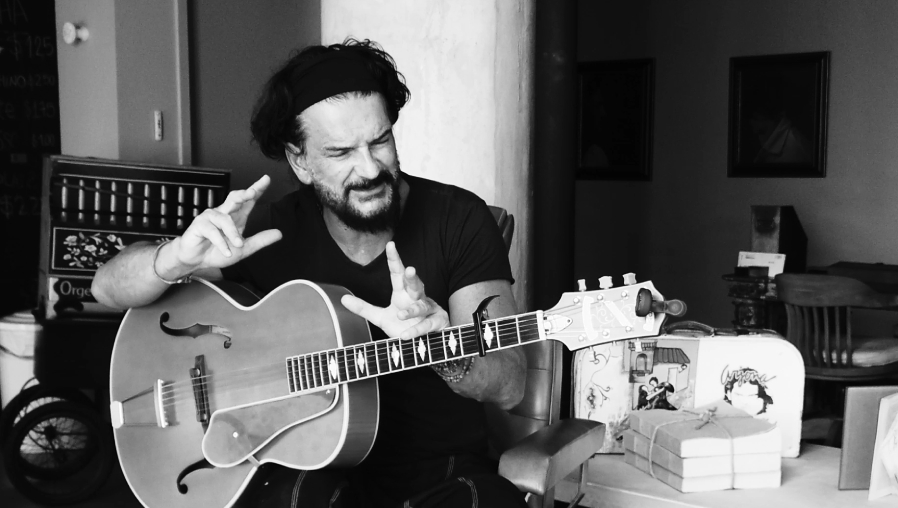 Ricardo Arjona promociona “No es el momento”, el octavo sencillo del álbum “Blanco”. (Foto Prensa Libre: Cortesía Metamorfosis)