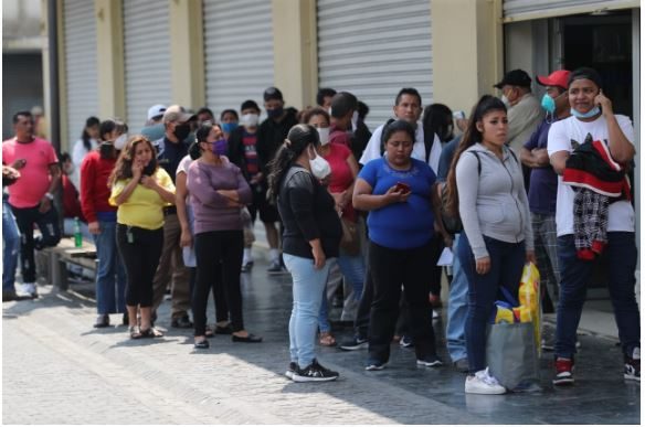 Las personas beneficiadas con el Bono Familia deben llenar una encuesta para recibir el primer o segundo pago. (Foto Prensa Libre: Érick Ávila)