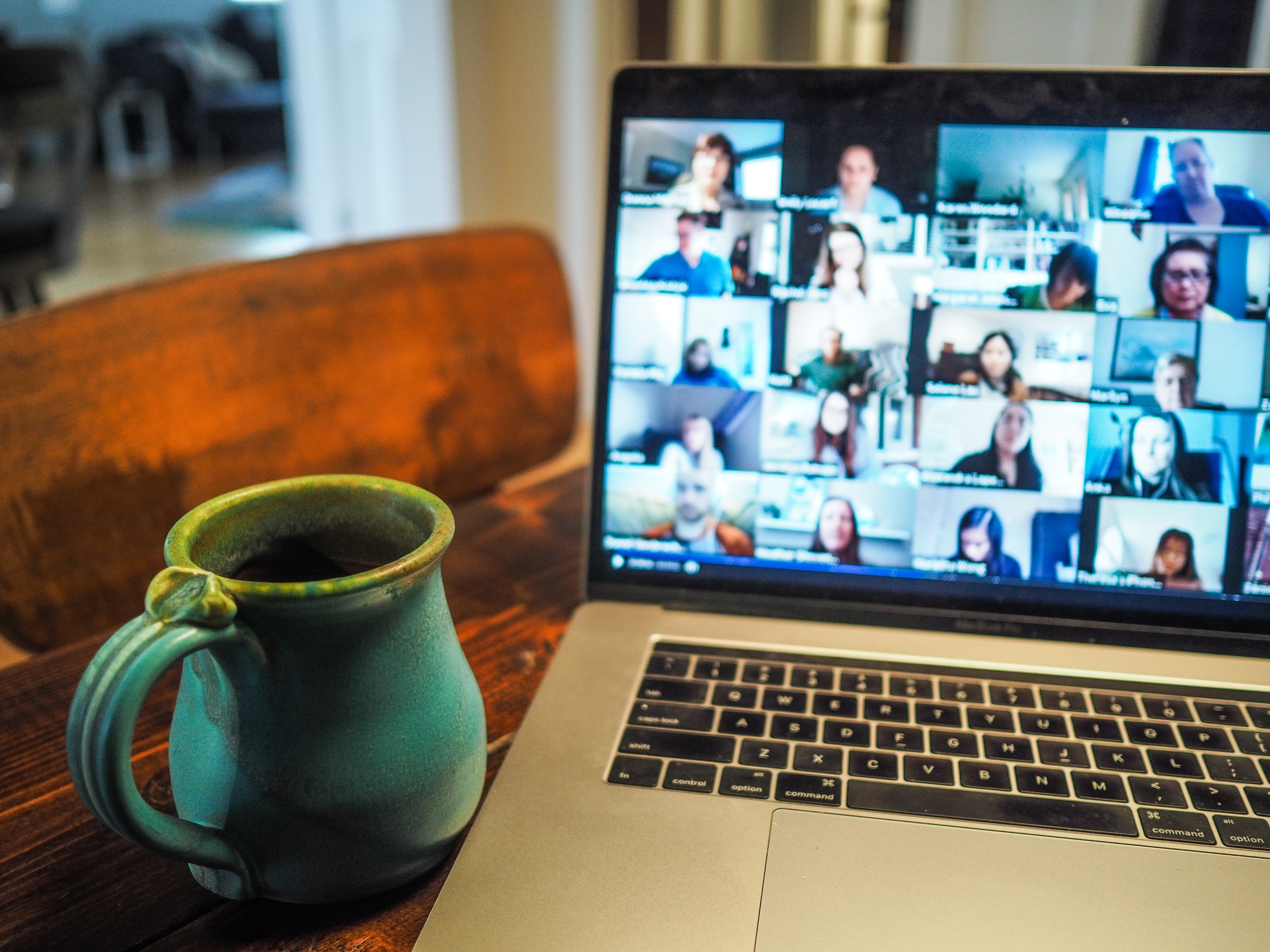 El trabajo a distancia conlleva nuevos retos para quienes lideran equipos de trabajo. (Foto Prensa Libre: Unsplash)