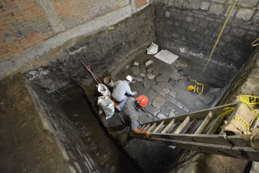 Expertos mexicanos hallaron vestigios del palacio prehispánico de las Casas Viejas de Axayácatl y de los restos de una casa construida bajo las órdenes de Hernán Cortés, informó este lunes la Secretaría de Cultura de México. (Foto Prensa Libre: EFE)