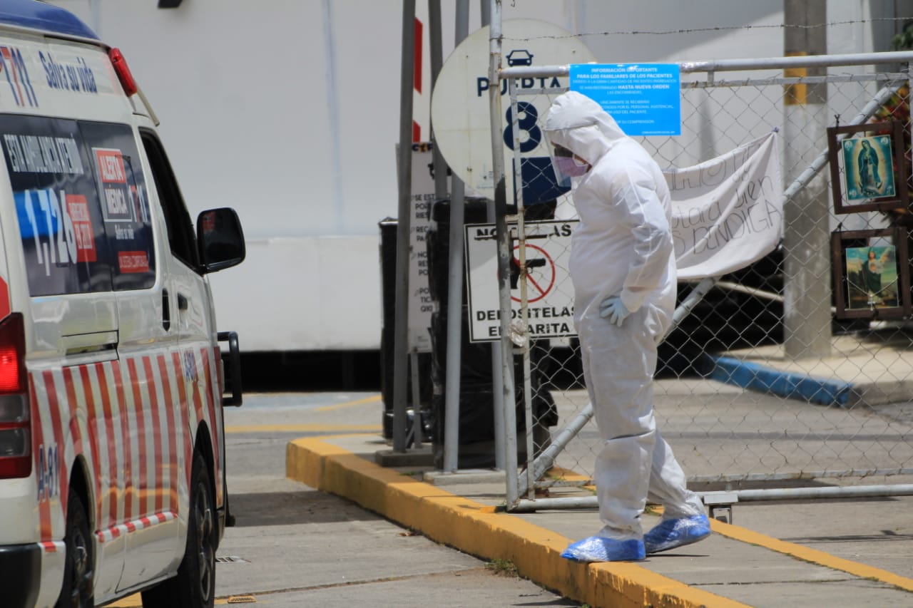 Personal médico en el ingreso del hospital temporal en el Parque de la Industria. (Foto Prensa Libre: Hemeroteca PL)