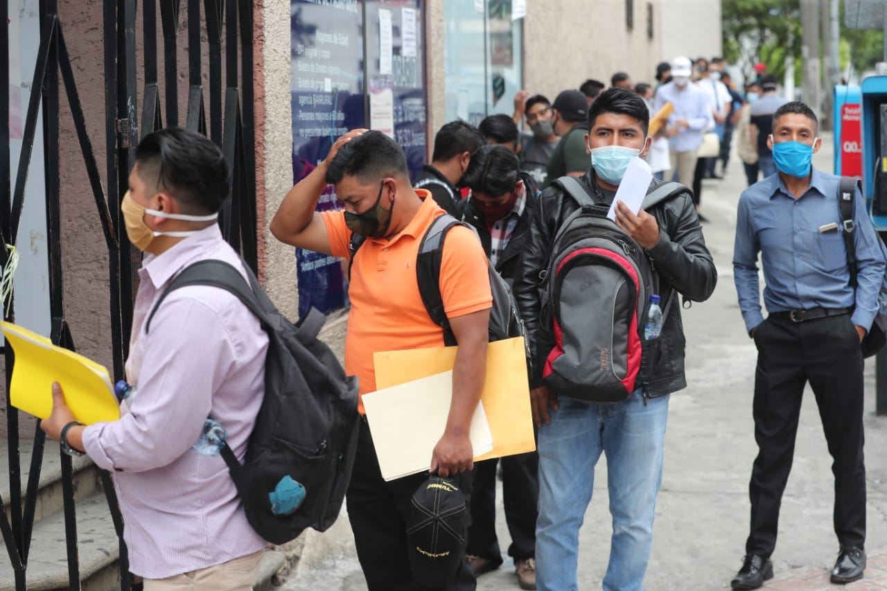 Guatemaltecos esperan hacer trámite de pasaporte. (Foto Prensa Libre: Érick Ávila)