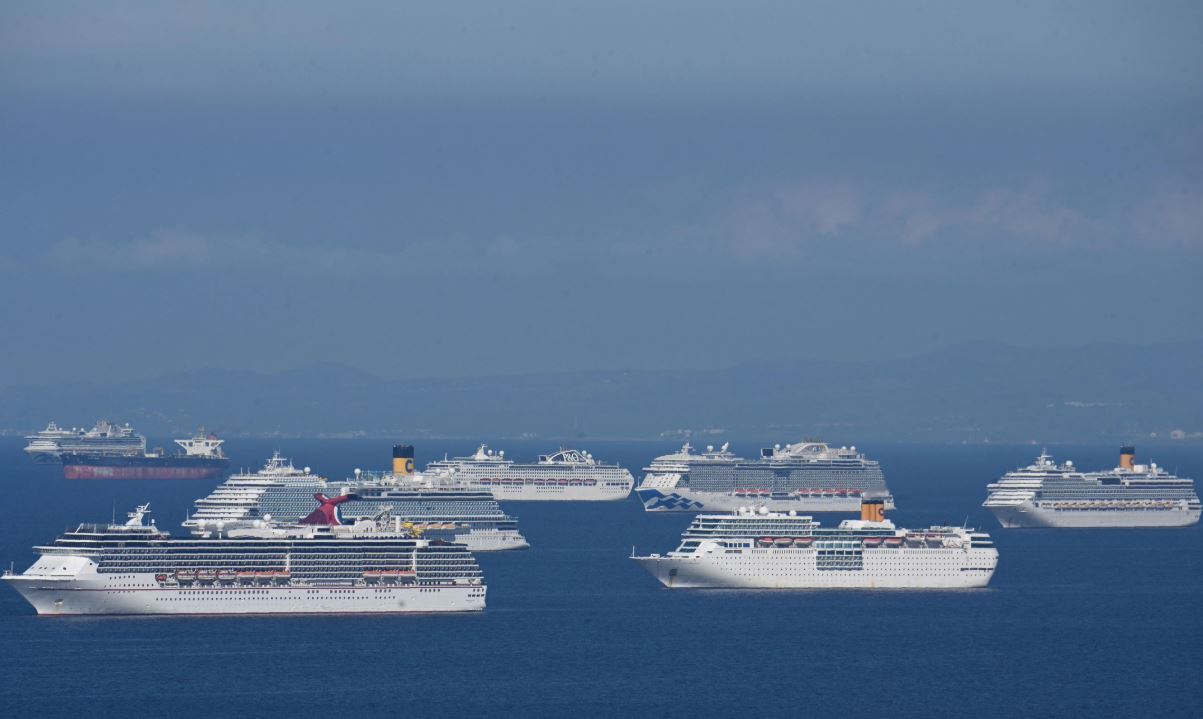 Barcos crucero en la Bahía de Manila esperan autorización para desembarcar para sus tripulantes filipinos que han pasado la prueba de COVID-19. (Foto Prensa Libre: AFP)