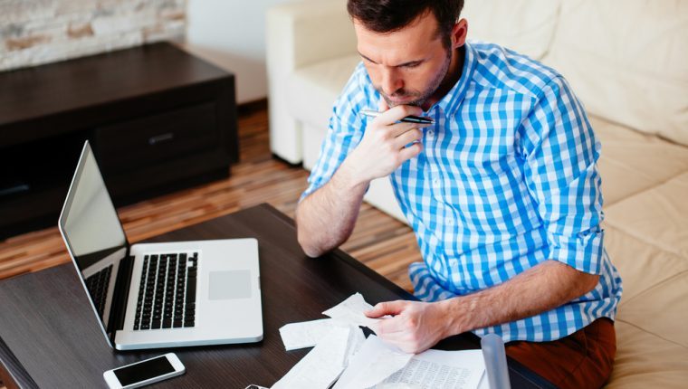 En momentos de crisis, liquidar las cuentas por cobrar es una de las primeras acciones a emprender. (Foto Prensa Libre: Shutterstock)