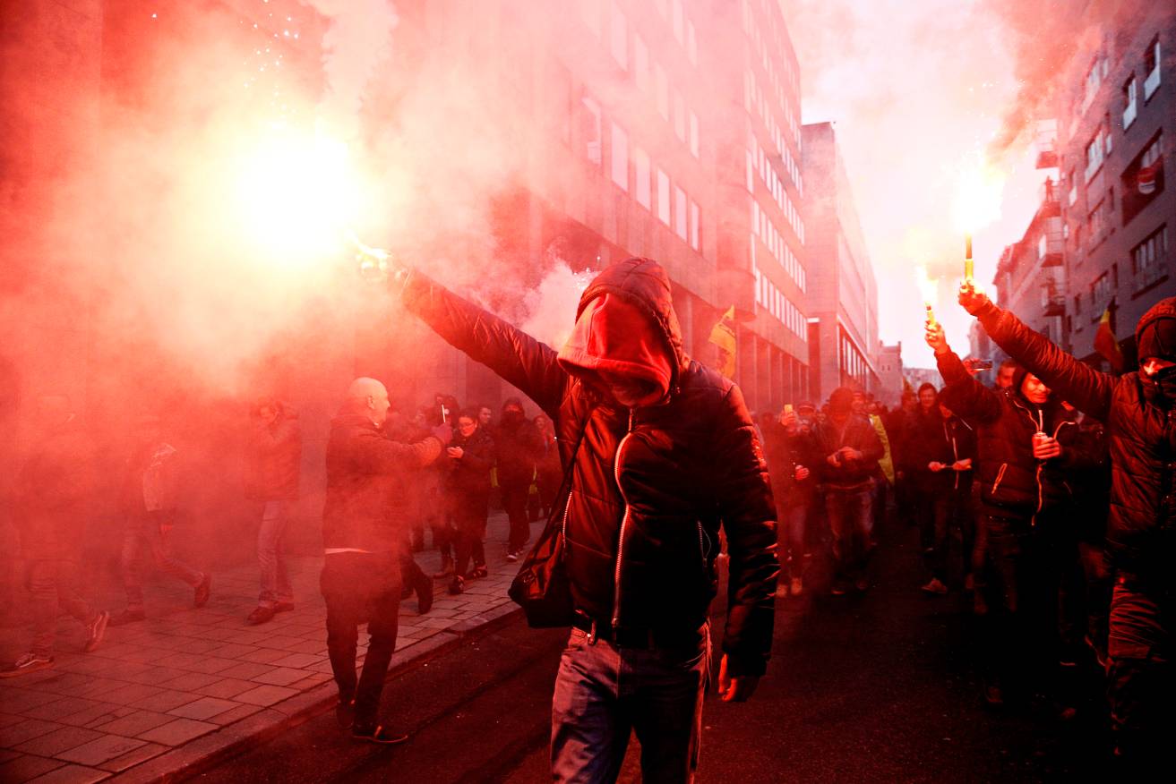 Manifestantes flamencos de derecha y extrema derecha encienden bengalas durante una protesta contra el Pacto de Migración de Marrakech en Bruselas, Bélgica, el 16 de diciembre de 2018. (Foto Prensa Libre: Shutterstock)