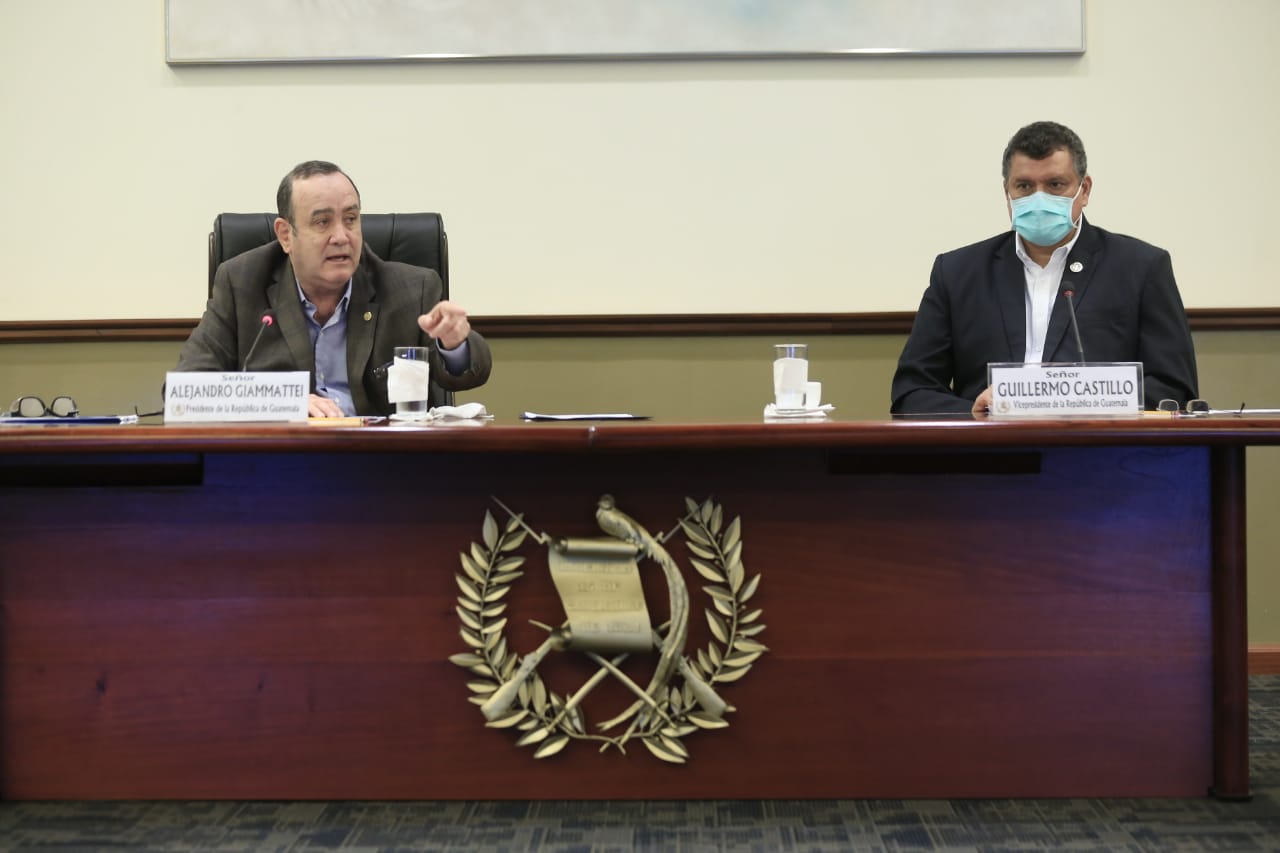 Binomio presidencial Alejandro Giammattei y Guillermo Castillo, en una reunión con medios este 31 de julio en la Casa Presidencial. (Foto Prensa Libre: Presidencia)