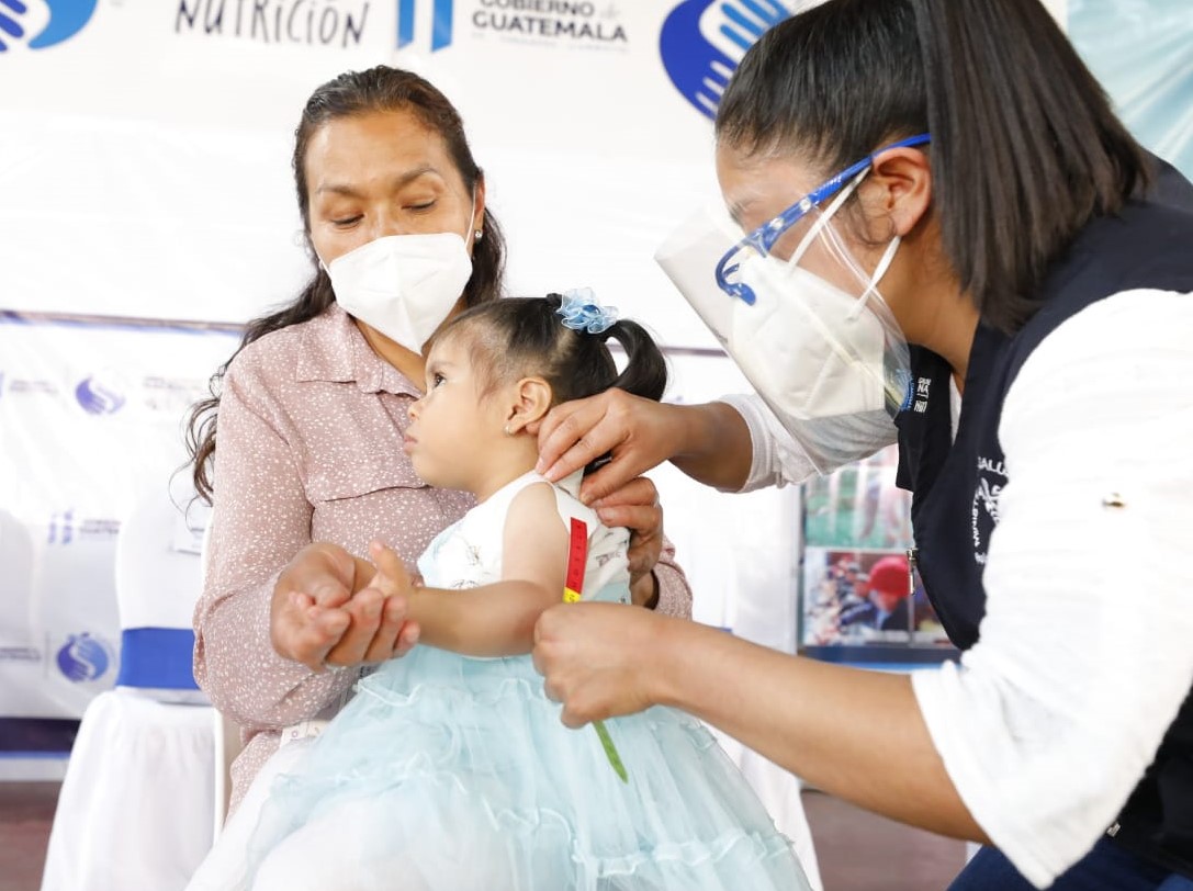 Los casos de desnutrición aguda se detectan a través de la medición de la circunferencia media de brazo, en niños de seis meses a 5 años. (Foto Prensa Libre: Sesán)