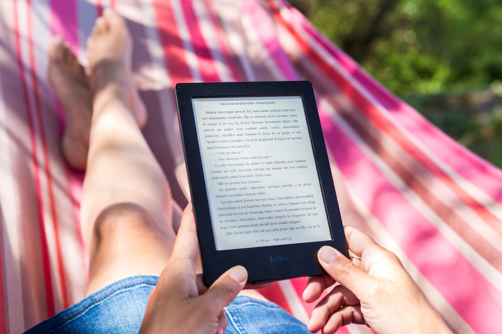 Los eBooks permiten la comodidad de llevar el libro a cualquier lado, sin ocupar un espacio físico. Además, son económicos. (Foto Prensa Libre: Perfecto Capucine en Unsplash).