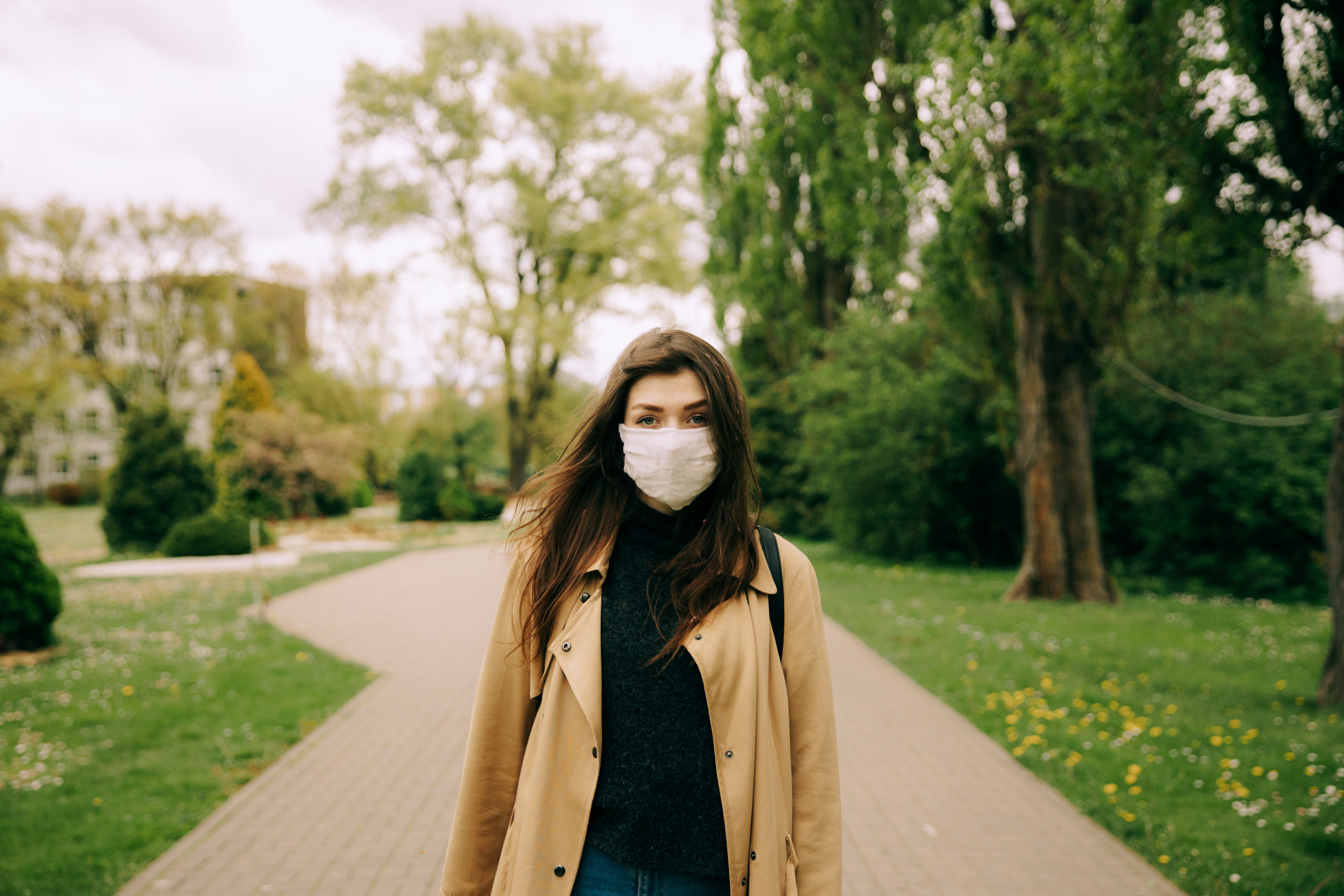 Las mascarillas pueden ser de pliegue plano o de pico de pato
(cónicas) y están diseñadas para adosarse estrechamente a la
nariz, las mejillas y el mentón. Cuando esto no ocurre, al hablar, el aire exterior o interior se cuela
por los bordes en vez de filtrarse por la tela. (Foto Prensa Libre: Maksim Goncharenok en Pexels)