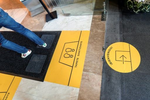 Alfombra de desinfección que se usa para limpiar la suela de los zapatos. (Foto Prensa Libre: AFP)