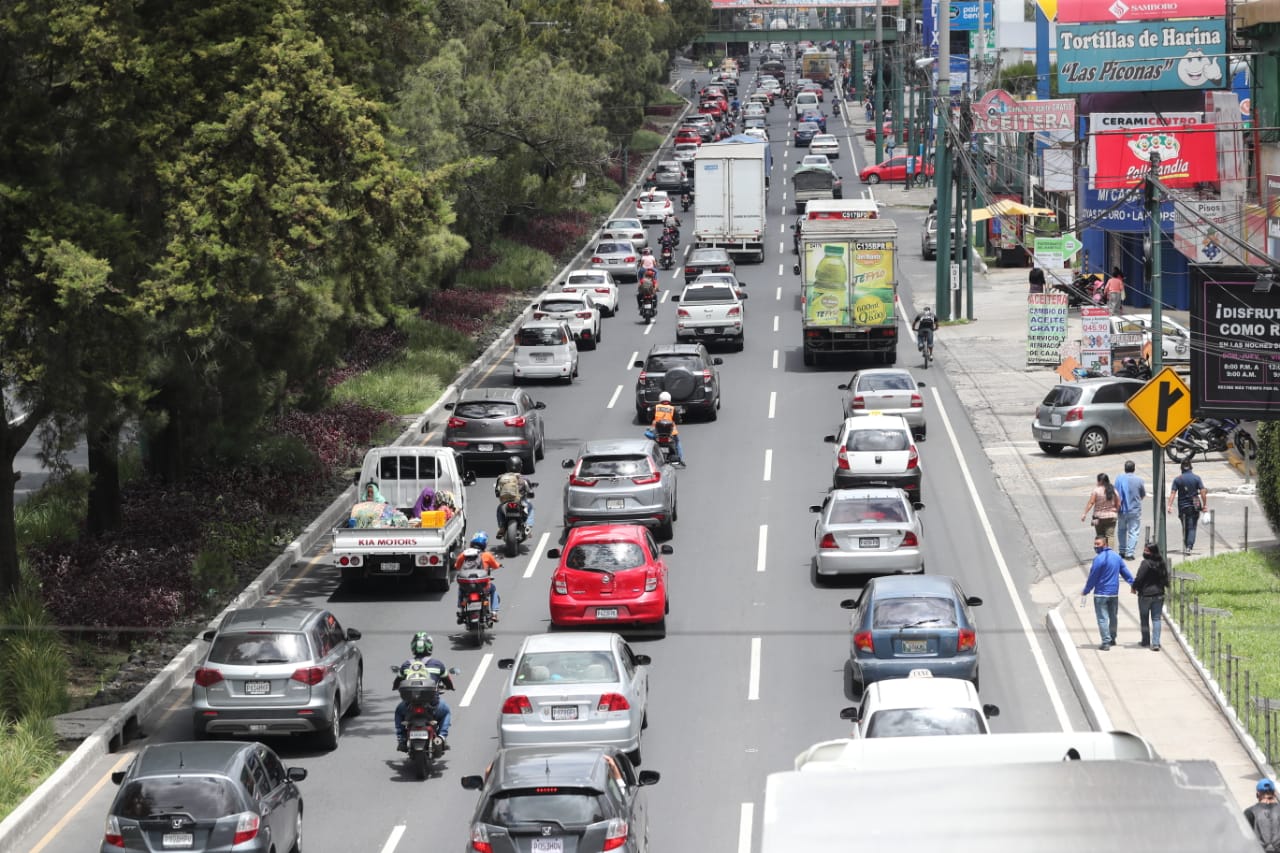 Algunos puntos de la ciudad de Guatemala se vieron con afluencia vehicular. (Foto Prensa Libre: Érick Ávila)