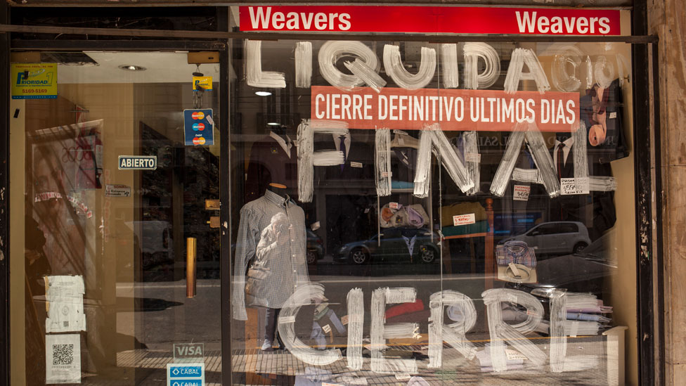 Miles de emprendimientos como este ya habían cerrado en los últimos dos años, en medio de una severa recesión. (Foto Prensa Libre: Getty Images)