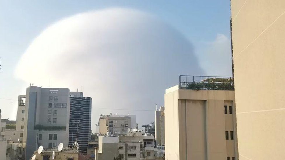 La nube que se generó tras la explosión generó incertidumbre en Líbano.