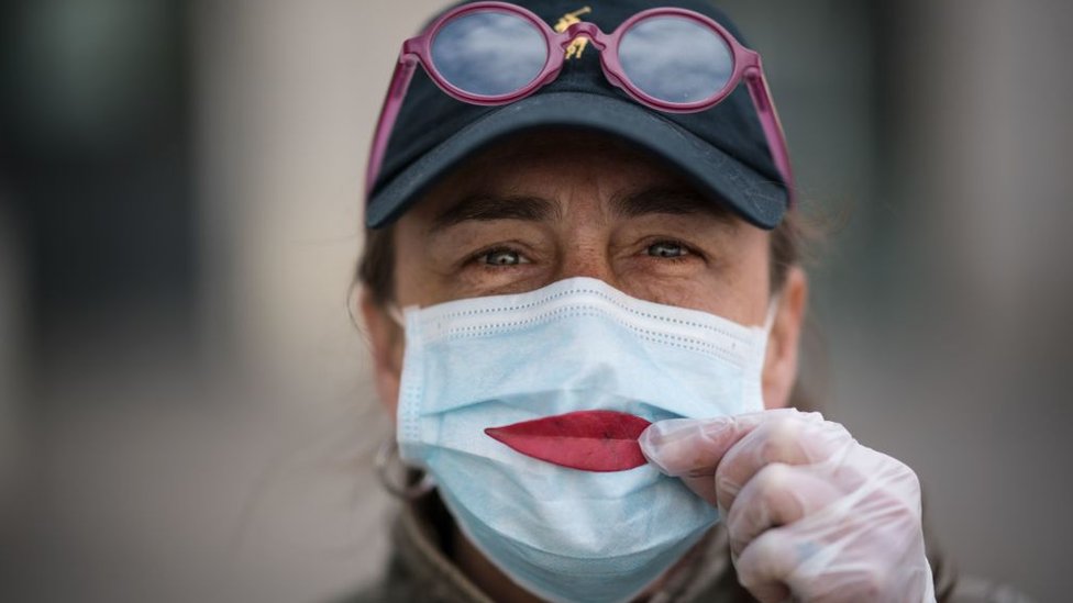 El beneficio individual de usar un tapabocas podría ser un incentivo más para su uso y convertirse en un pilar del control de la pandemia de covid-19. FOTO Getty Images