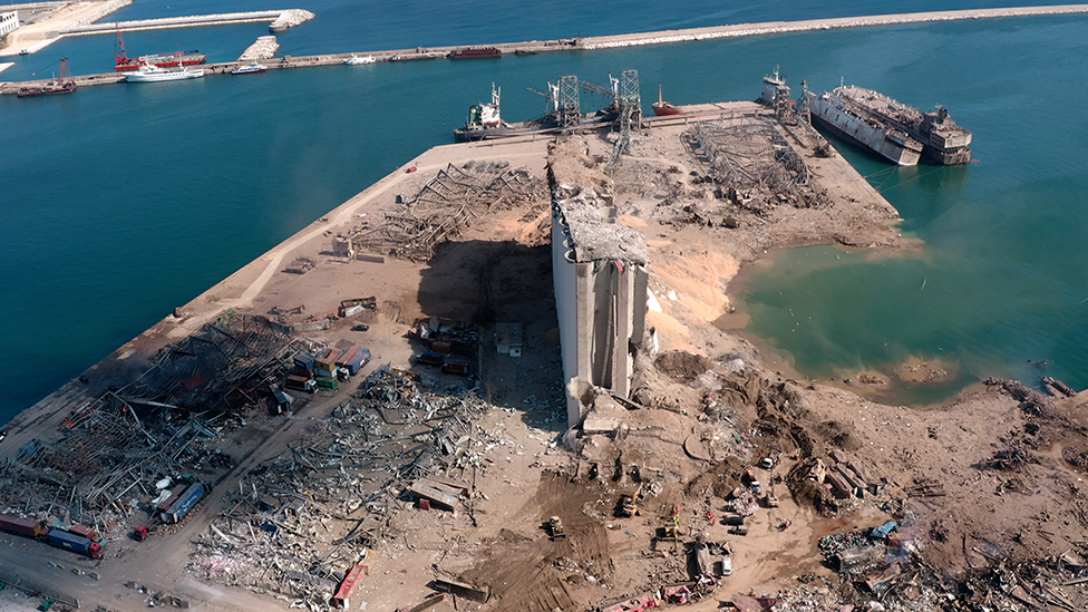 Silo de grano de Beirut en el centro del sitio de la explosión. (Foto Prensa Libre: Reuters)