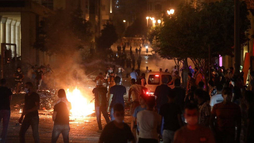 Decenas de personas protestaron frente al Parlamento de Líbano en la noche de este jueves. REUTERS