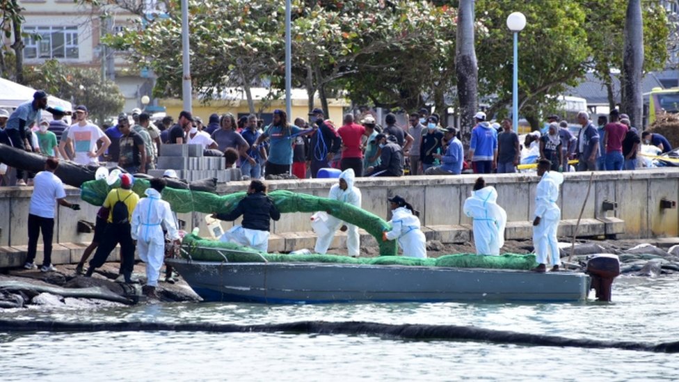 Voluntarios trabajan para contener el derrame en Mauricio.