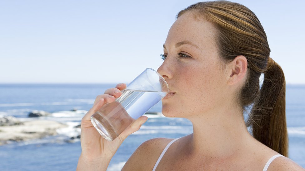 Investigadores desarrollaron un filtro que purifica agua de mar y la convierte en potable en solo media hora.