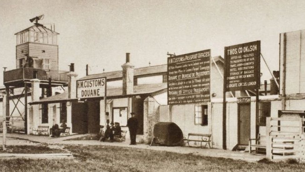 La torre, con ventanas en todos los lados, fue erigida en 1920.