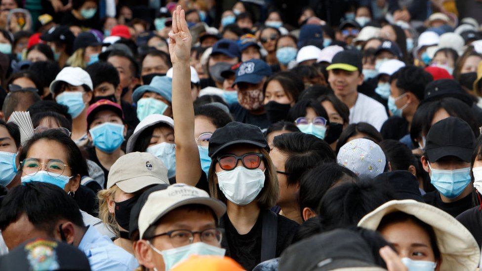 Las protestas prodemocracia en Tailandia están siendo lideradas por grupos estudiantiles. (Foto Prensa Libre: Chaiwat Subprasom/Getty Images)