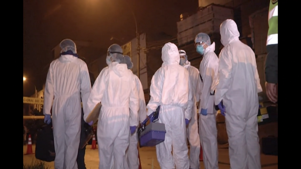 Además de los 13 fallecidos, 6 personas resultaron heridas, incluyendo 3 efectivos de la policía que intentaban auxiliar a las personas atrapadas. (Foto Prensa Libre: Reuters)