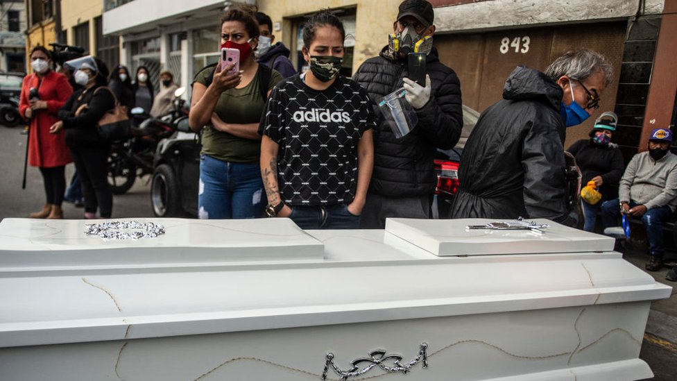 Los familiares de las víctimas de la tragedia estuvieron este lunes esperando los cuerpos de los fallecidos en la morgue de Lima.