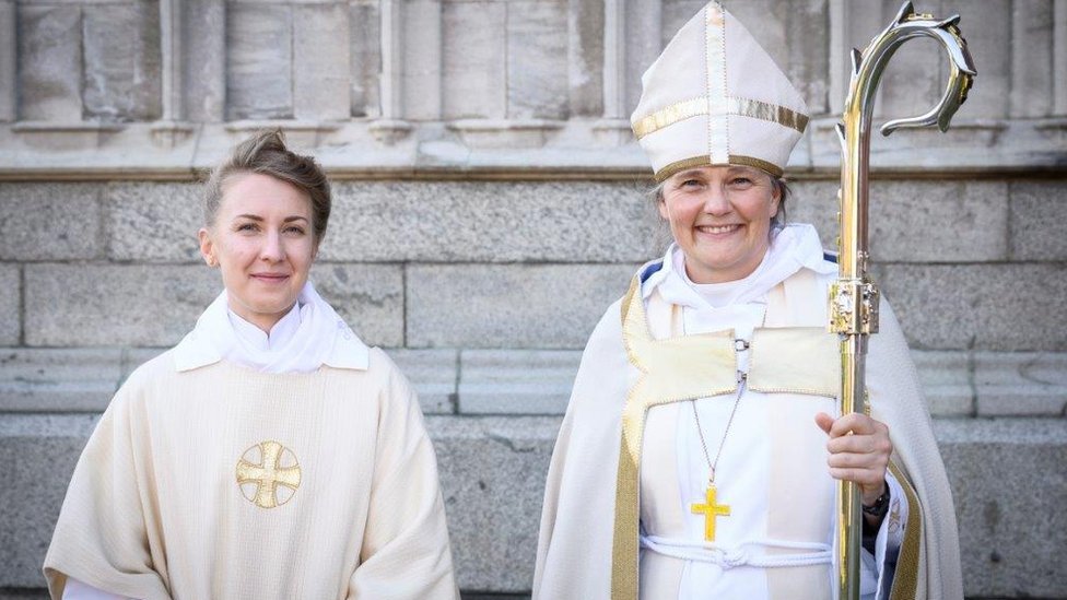 Hedvig Astrom junto a la obispa Karin Johannesson tras la ceremonia de ordenación celebrada en junio.