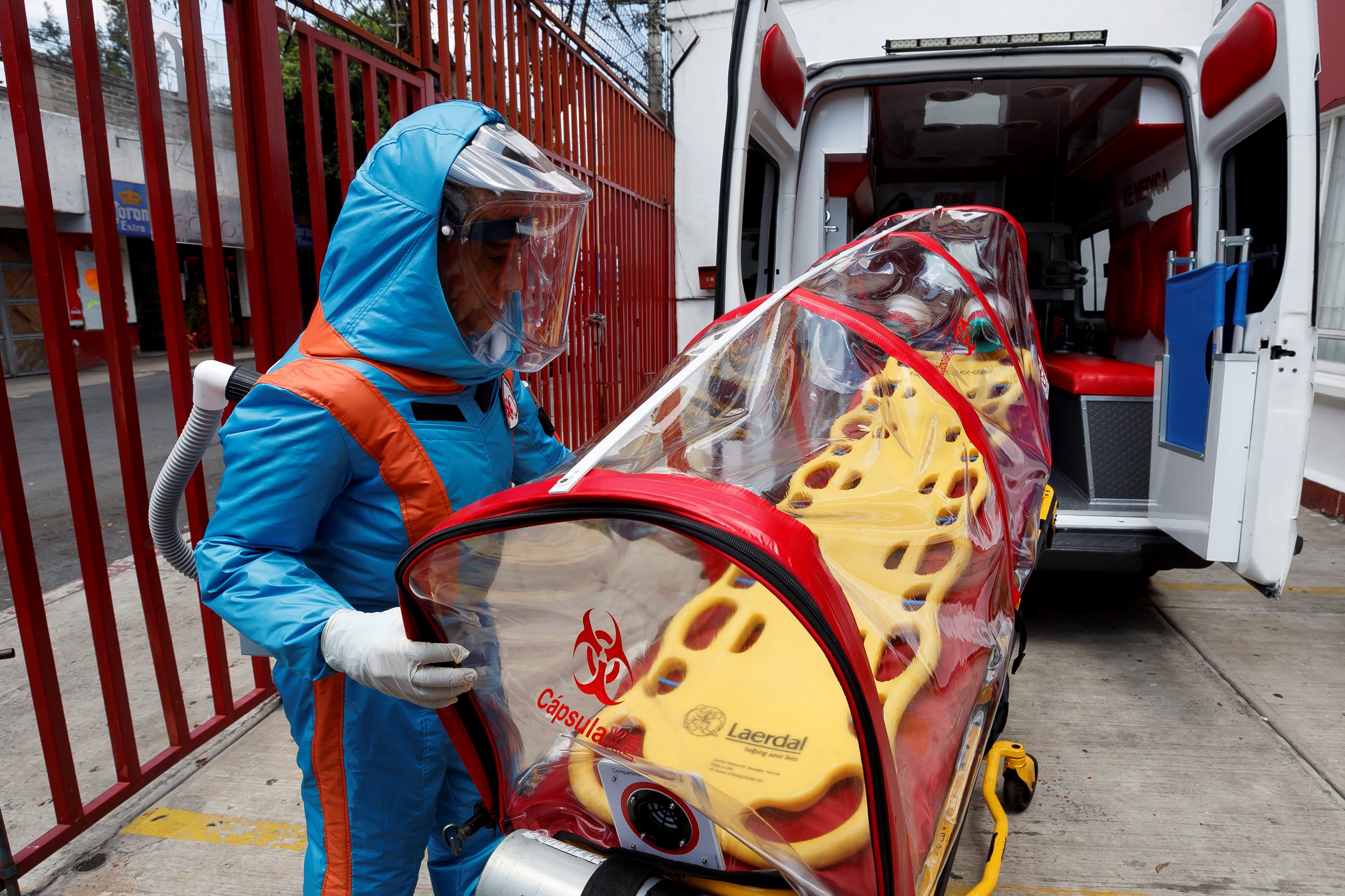 Un paramédico de la empresa XE Ingeniería Médica muestra el diseño de un traje para la atención de pacientes con Covid-19 inspirado en Star Trek. Foto Prensa Libre: EFE