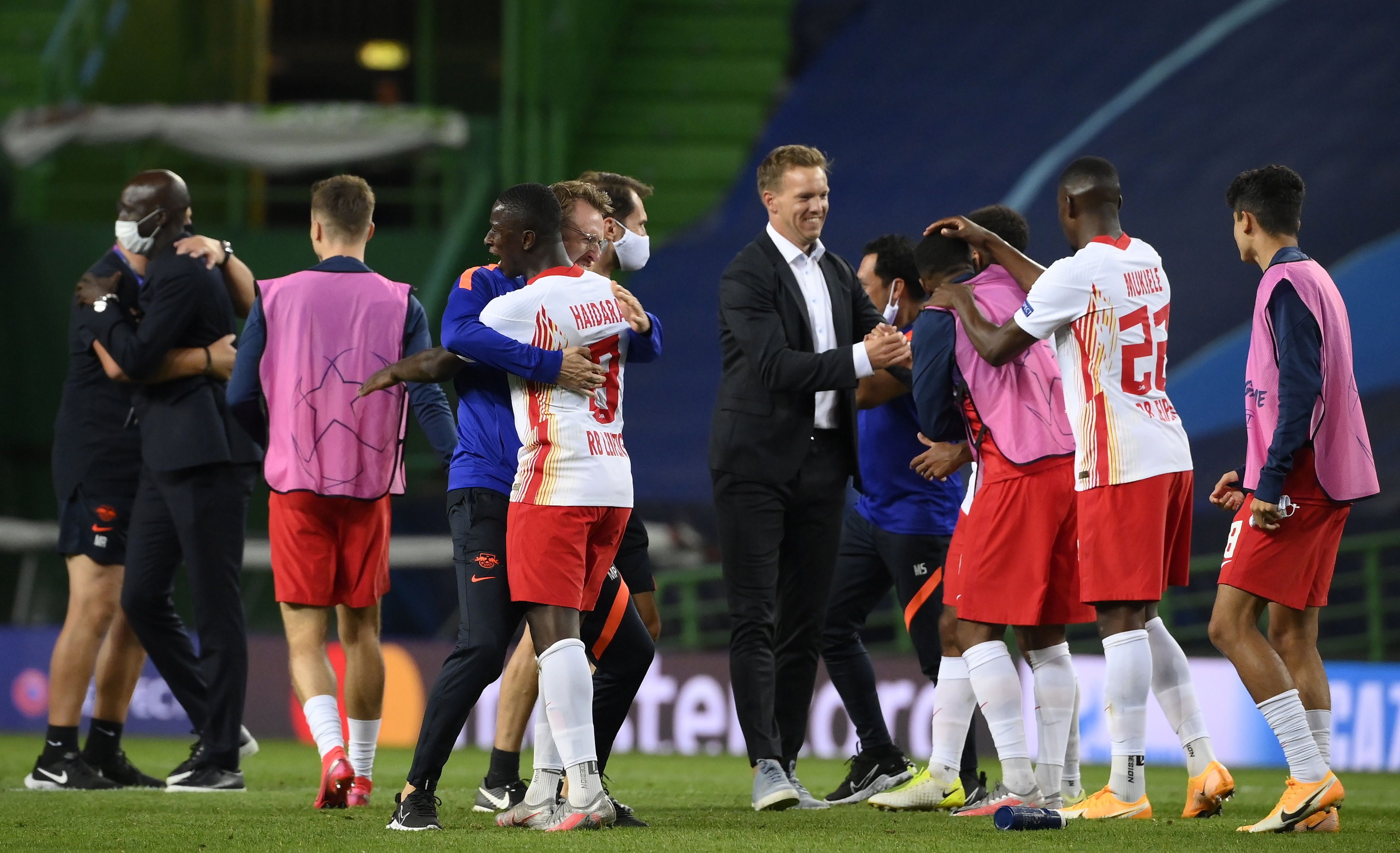 Así festejó el plantel del Leipzig al finalizar el partido contra el Atlético. (Foto Prensa Libre: EFE)