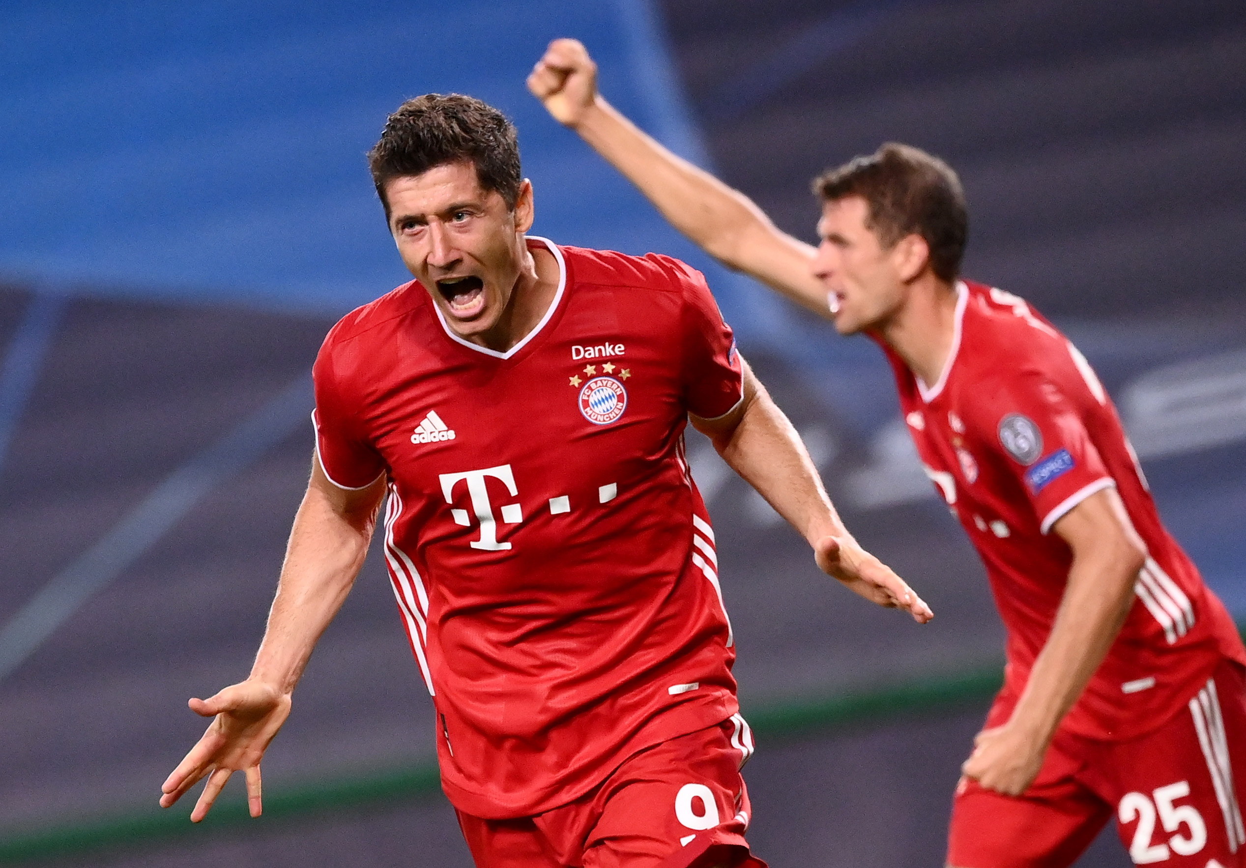 Lisbon (Portugal), 19/08/2020.- Robert Lewandowski (L) of Bayern Munich celebra el tercer gol ante el  Olympique Lyon EFE/EPA/Franck Fife / POOL