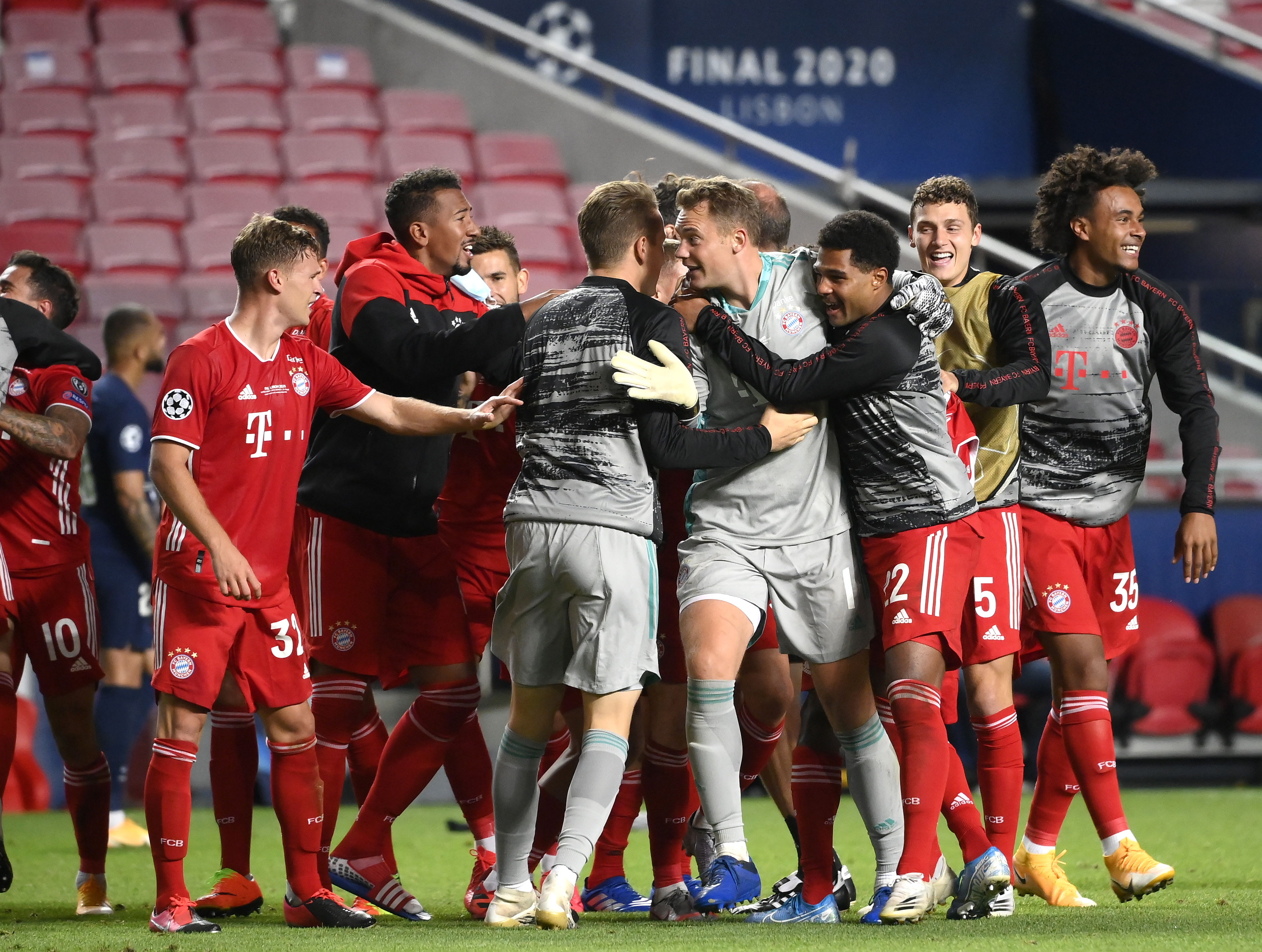 Los jugadores del Bayern festejan el título de la Champions. (Foto Prensa Libre: EFE)