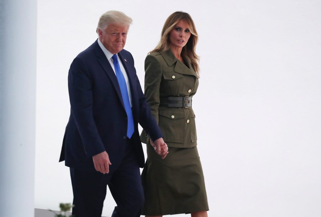 Donald Trump, y su esposa Melania, durante la segunda noche de convención republicana en Washington. (Foto Prensa Libre: EFE)