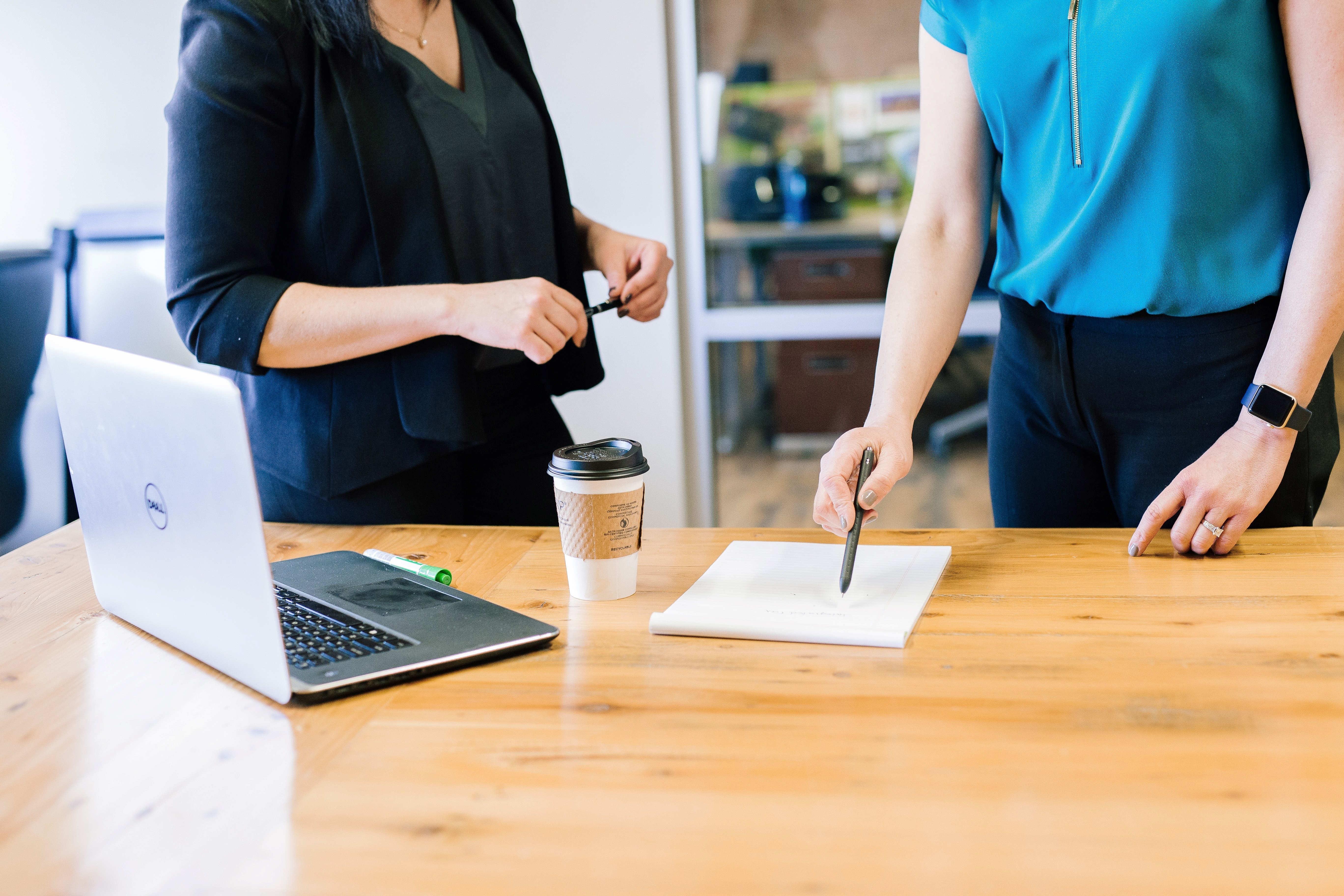 Conviene pedir en positivo, claramente y sin exigir (foto de Amy Hirschi en Unsplash).