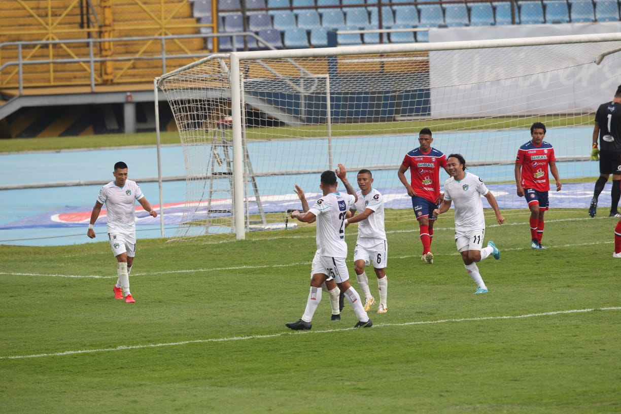 Los jugadores de Comunicaciones festejan el  primer gol conseguido por Andrés Lezcano frente a Xelajú. (Foto Prensa Libre: Norvin Mendoza).