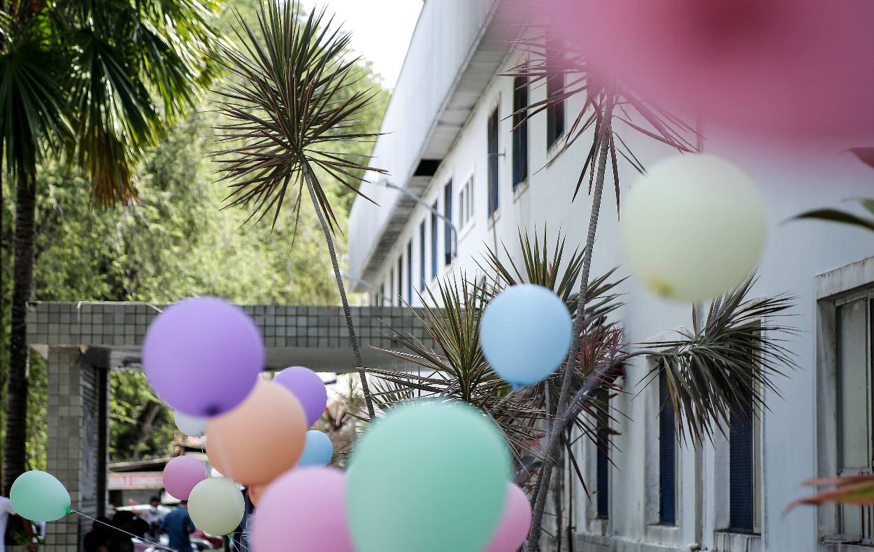 El aborto legal en niña abusada reaviva polémica en Brasil, pues algunos han colocado letreros en favor del aborto y otros están en contra de esta práctica. (Foto Prensa Libre: EFE)