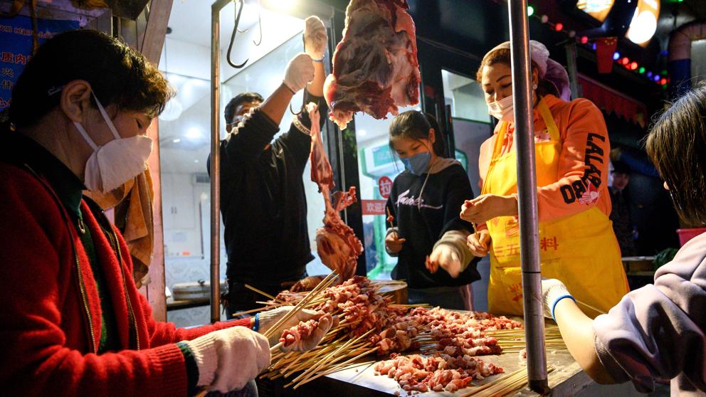 Mercado de Whuhan, ciudad en donde ocurrió el brote de coronavirus. (Foto Prensa Libre: AFP)