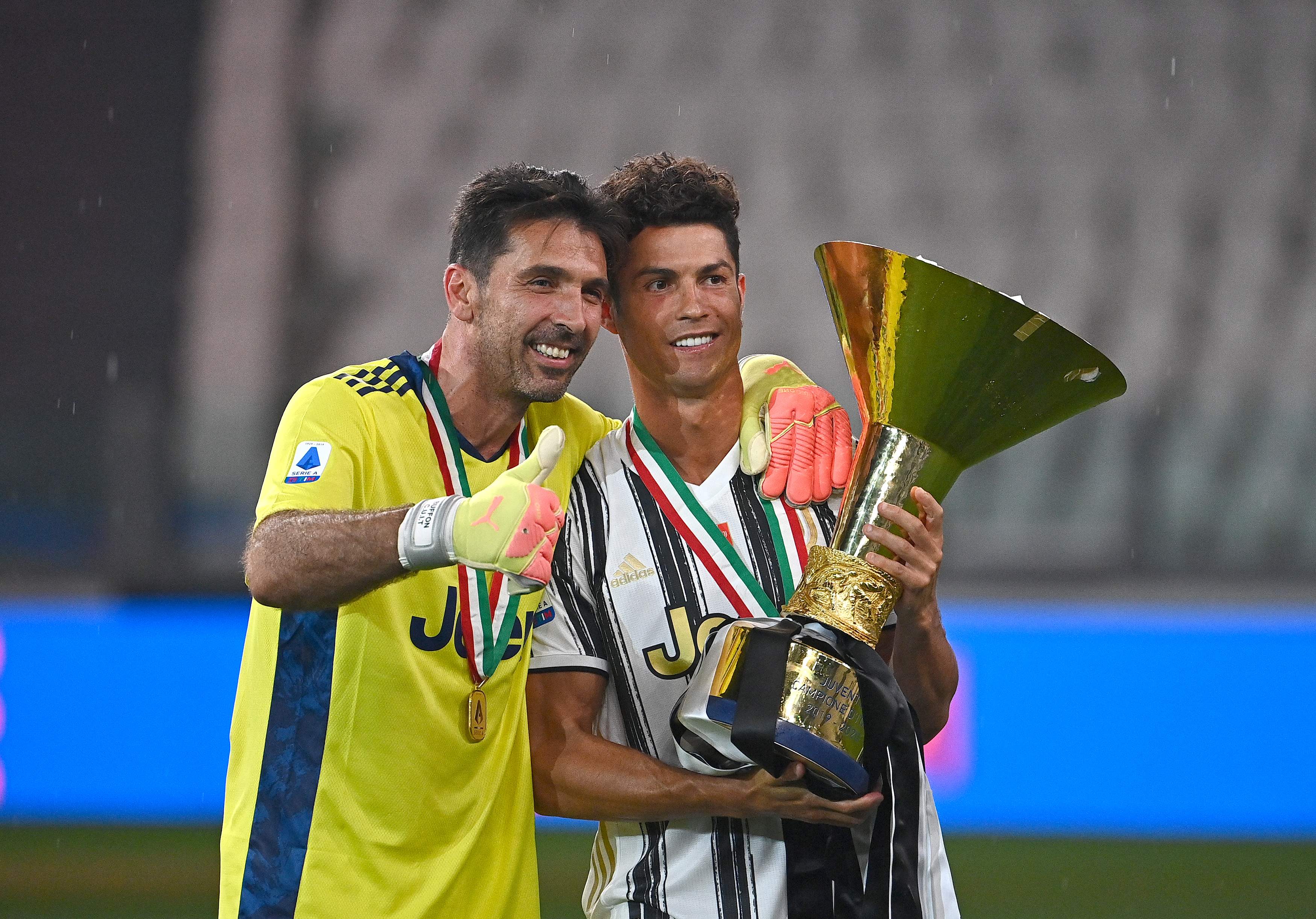 El portugués Cristiano Ronaldo (D) y el portero italiano Gianluigi Buffon (I) varios títulos en la Serie A italiana. Foto Prensa Libre: AFP.