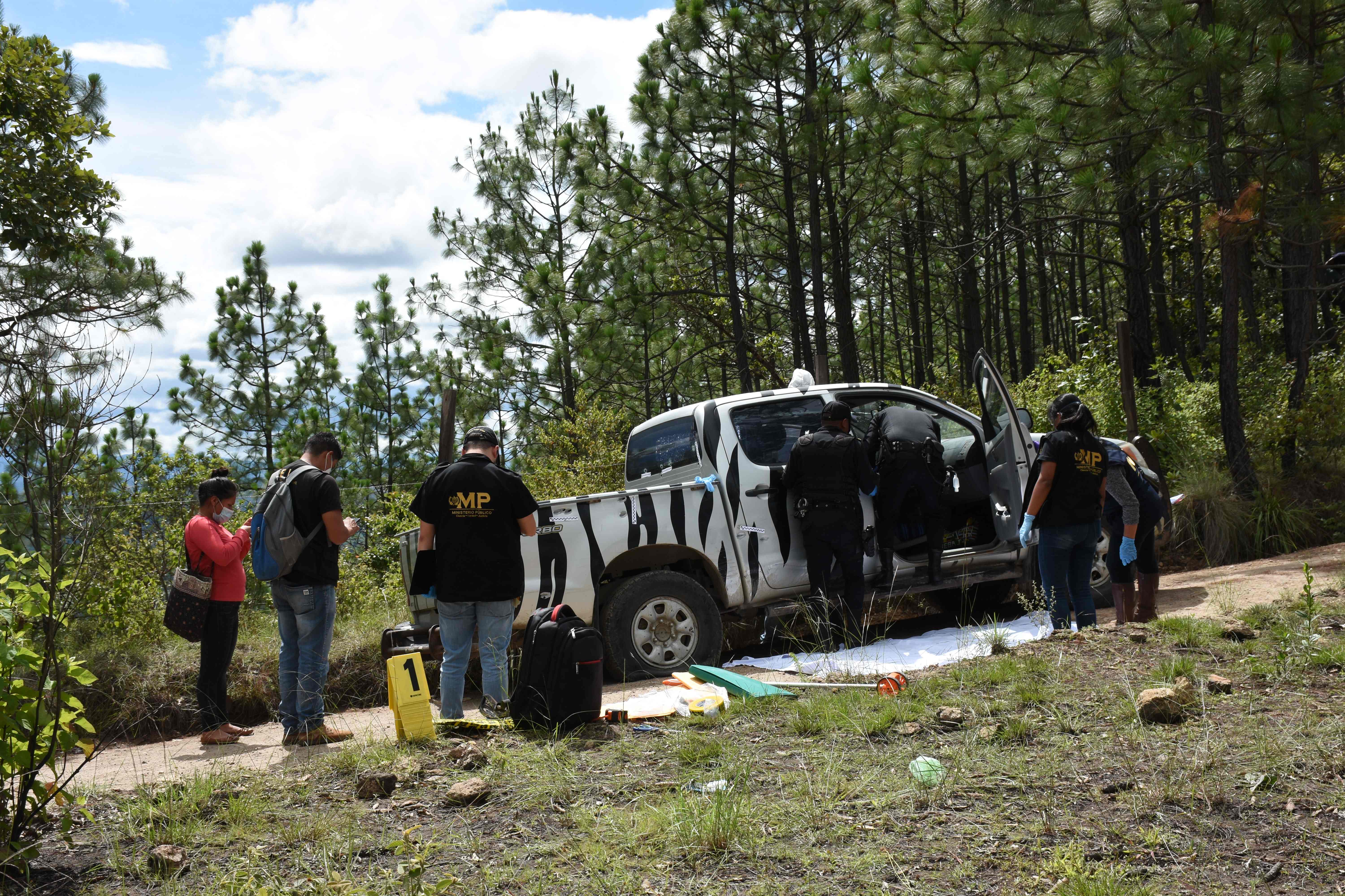 Policías y fiscales del Ministerio Público buscan evidencia en el sitio donde fue ultimado el veterinario francés Benoit Maria en San Antonio Ilotenango, Quiché. (Foto Prensa Libre AFP)