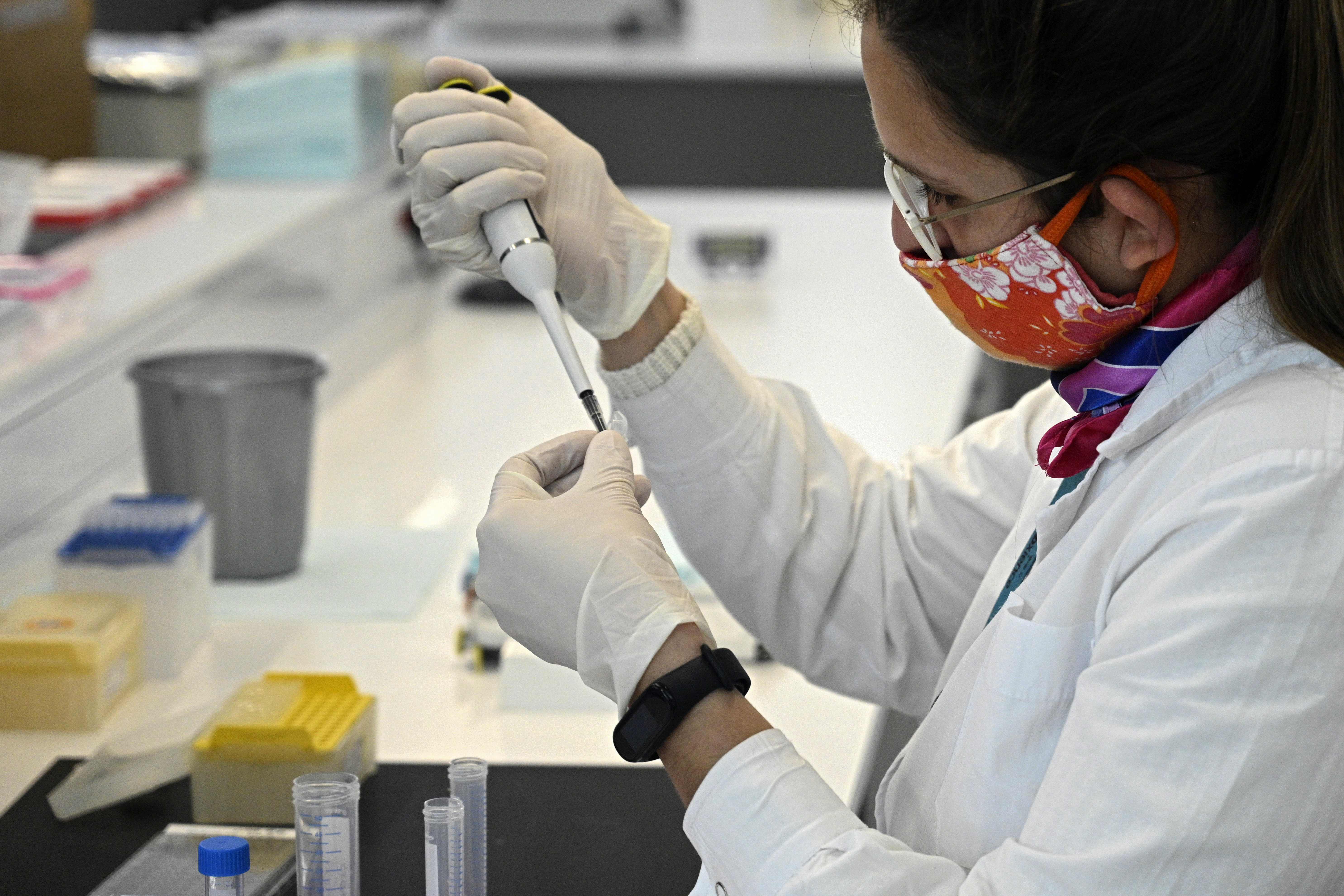 Una científica trabaja en un laboratorio argentino, país que producirá la vacuna de Astra Zeneca y la Universidad de Oxford una vez tenga la certeza de su efectividad. (Foto Prensa Libre: AFP)