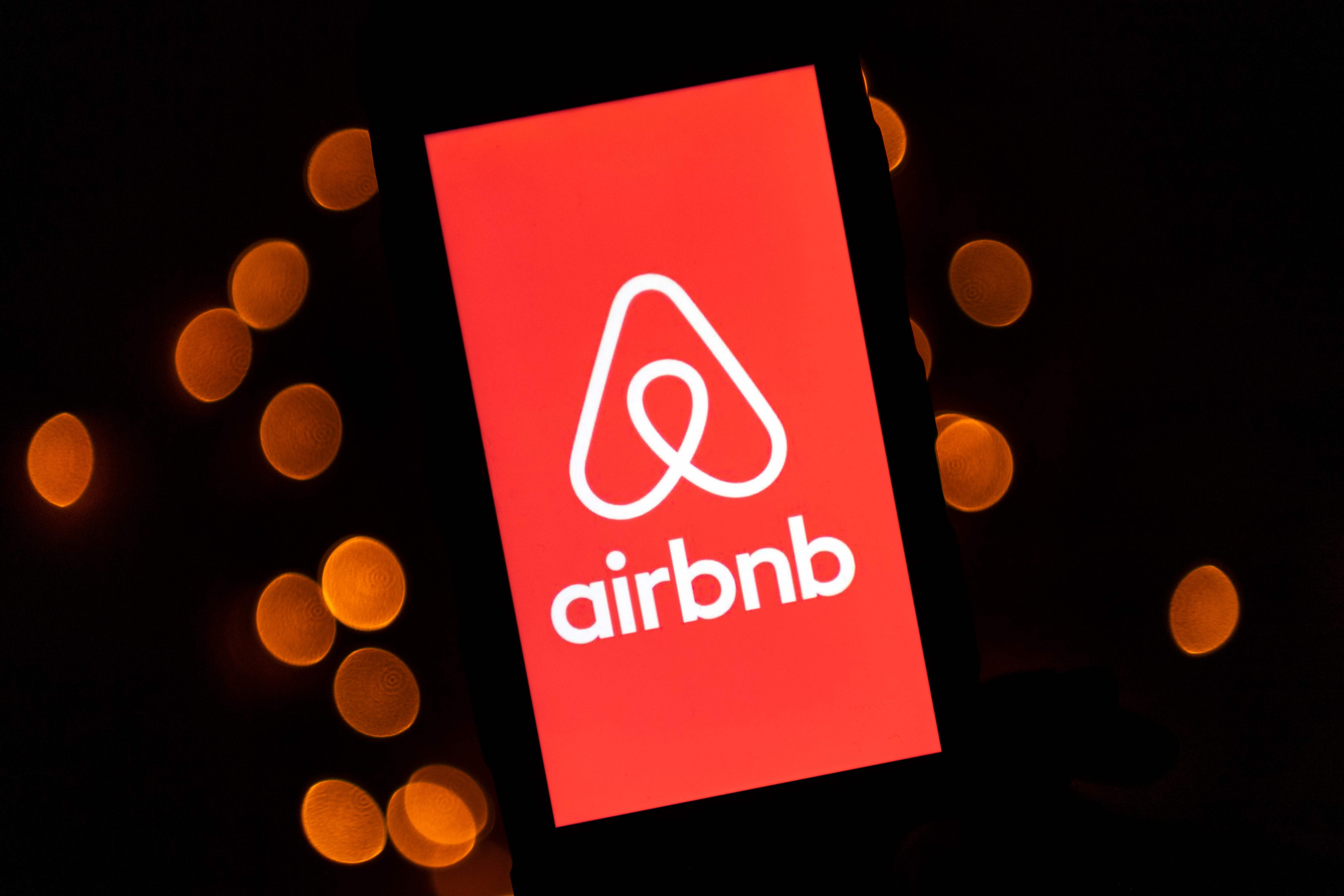 (FILES) This file illustration photo taken on November 22, 2019 shows the logo of the online lodging service Airbnb displayed on a smartphone in Paris. - Home-sharing startup Airbnb on August 19, 2020 said it has confidentially filed with US regulators for an initial public offering. The number of shares and price has yet to be determined, according to the San Francisco-based company. (Photo by Lionel BONAVENTURE / AFP)