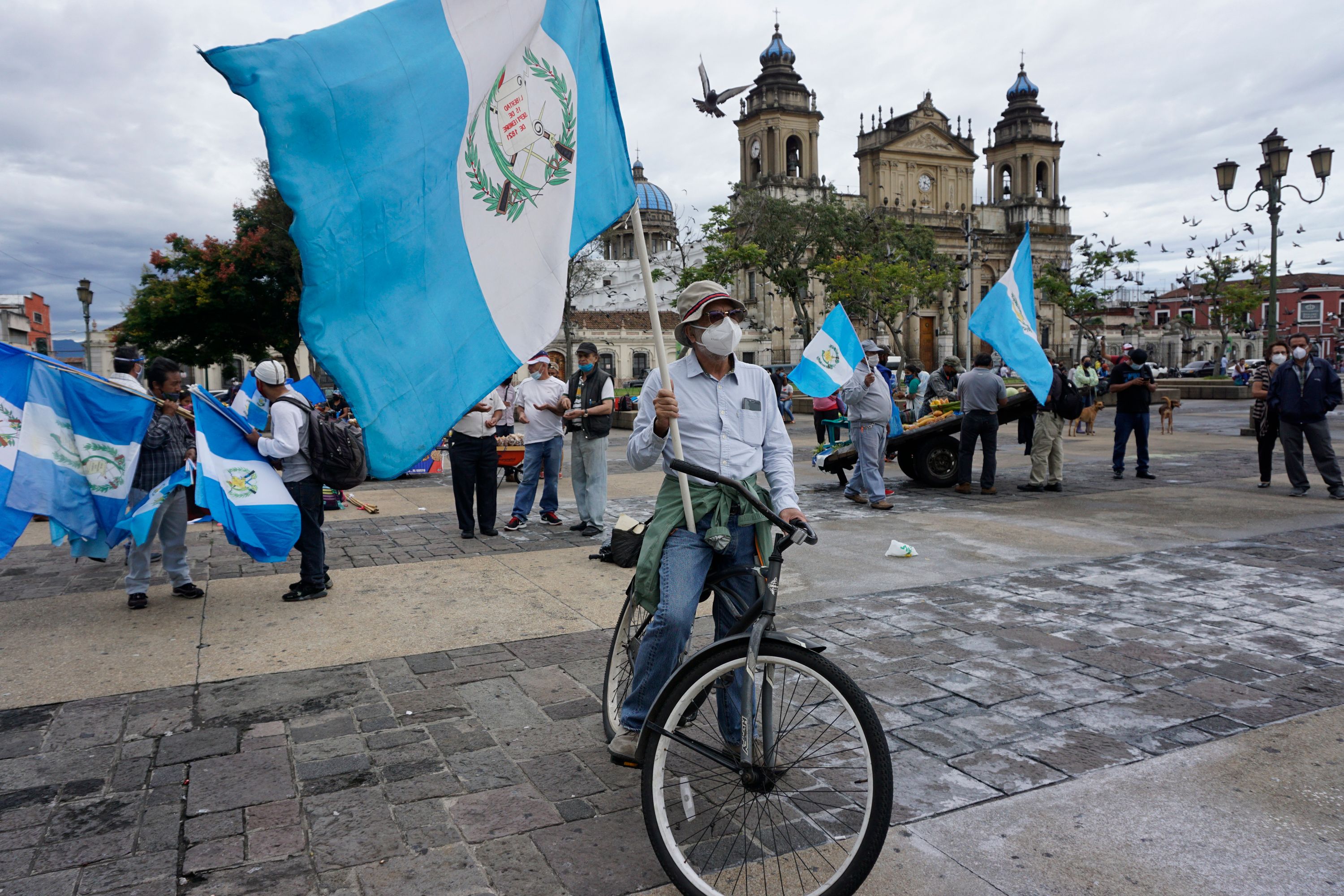 La población cada vez desaprueba más la gestión que ha hecho de la pandemia el presidente Alejandro Giammattei. (Foto Prensa Libre: Hemeroteca PL)