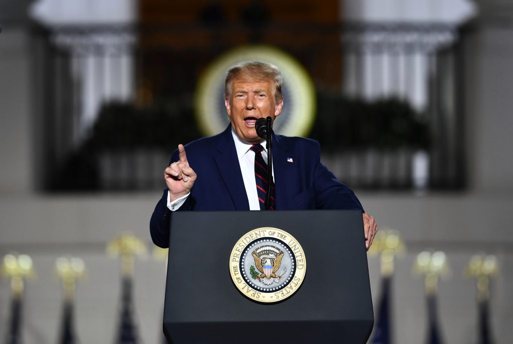 Donald Trump habla durante el cierre de las convenciones republicanas este jueves. (Foto Prensa Libre: AFP)