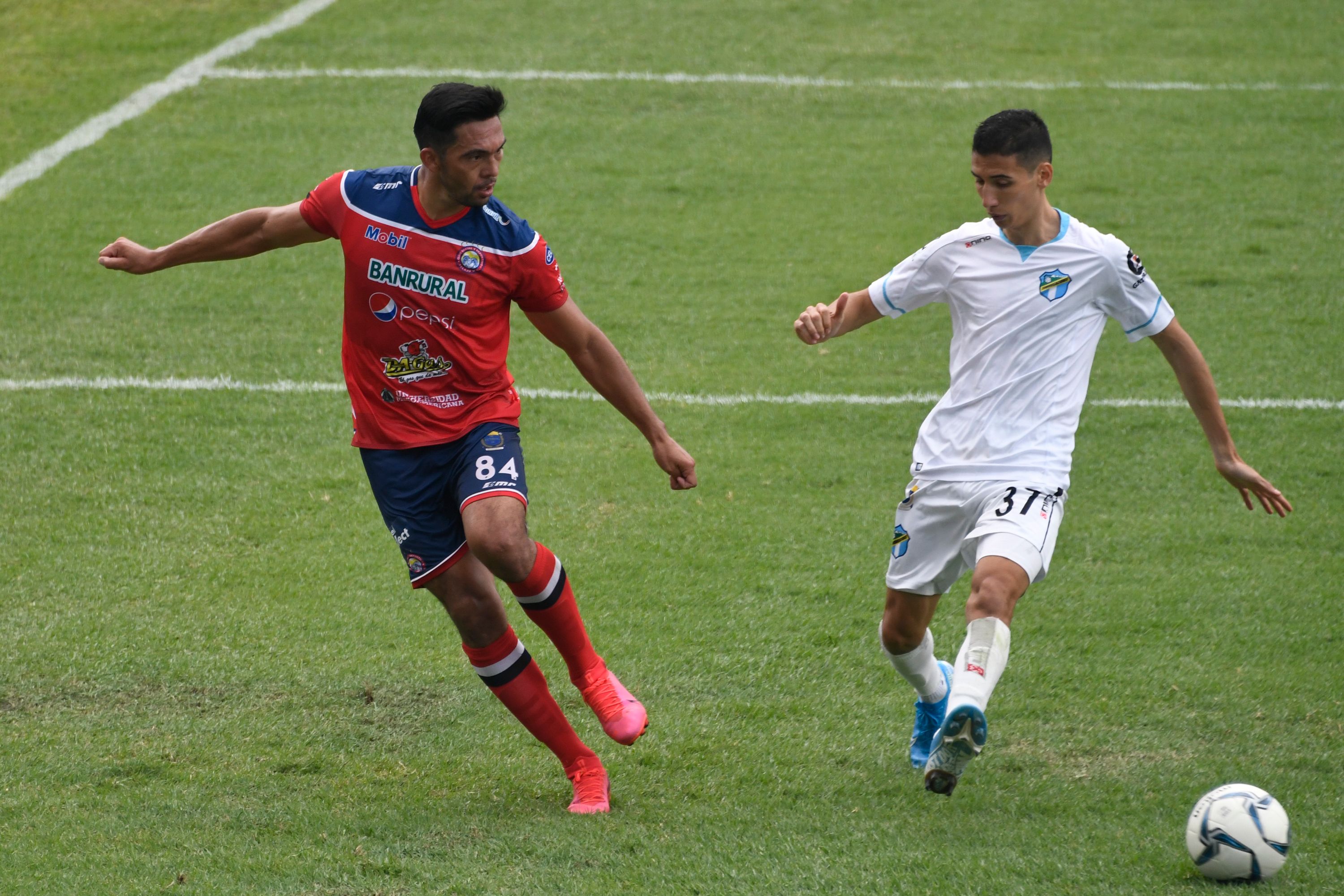 Allen Yanes (D) en una jugada correspondiente a la fecha 1 del Torneo Apertura 2020. (Photo by Johan ORDONEZ / AFP)