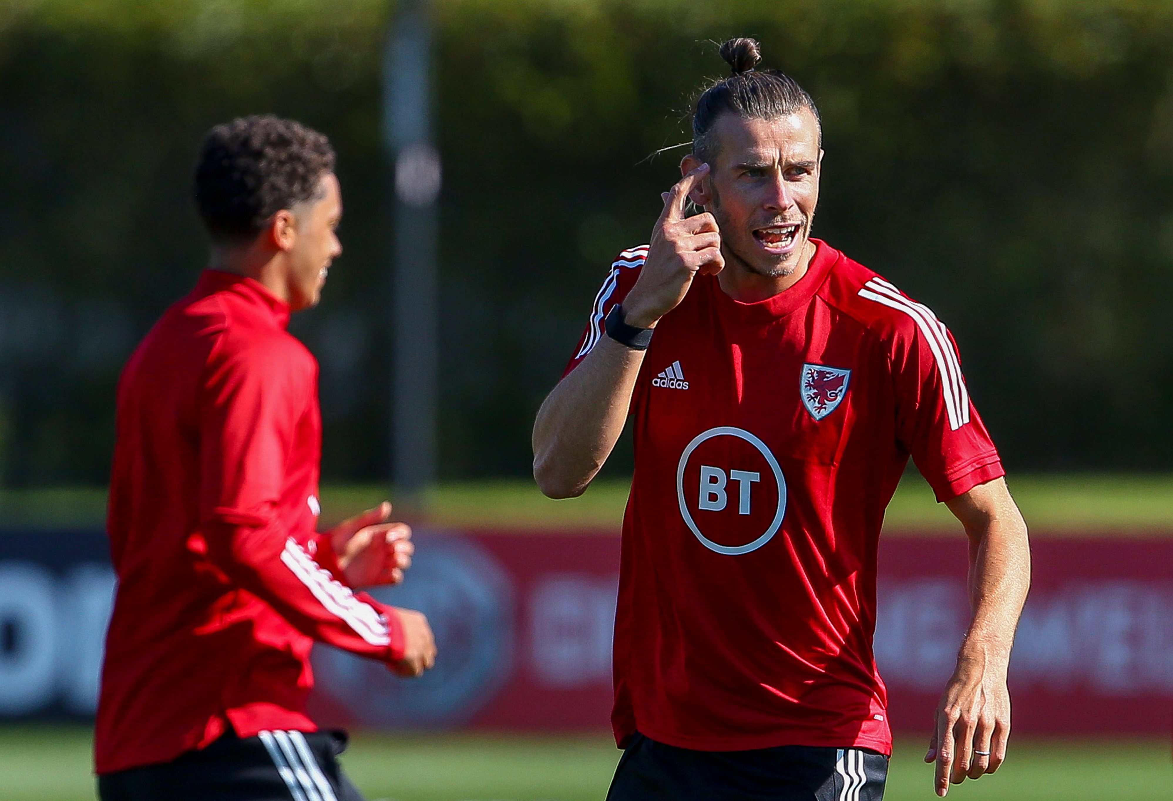 Gareth Bale mostró su felicidad por estar con Gales. (Foto Prensa Libre: AFP)