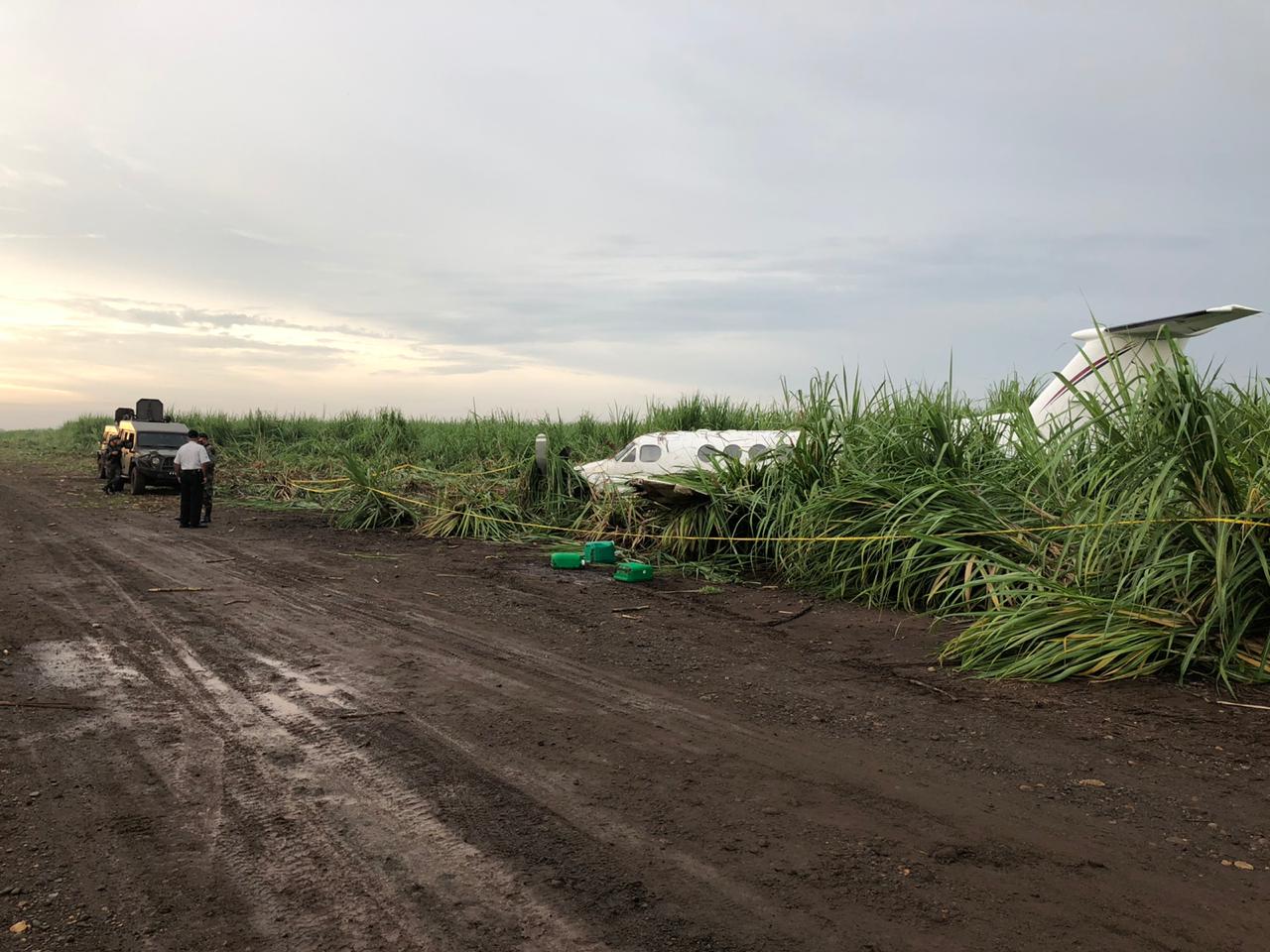 La aeronave es resguardada por una patrulla del Ejército de Guatemala, en Mazatenango, Suchitepéquez. (Foto Prensa Libre: Ejército de Guatemala)