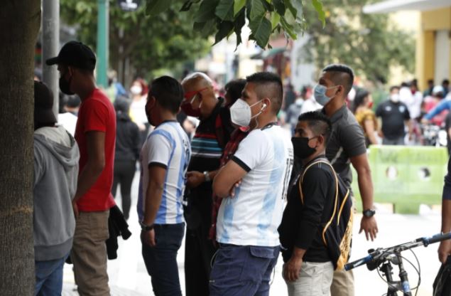 Guatemaltecos han comenzado la reapertura de actividades en medio de la pandemia por el coronavirus. (Foto Prensa Libre: Esbin García)