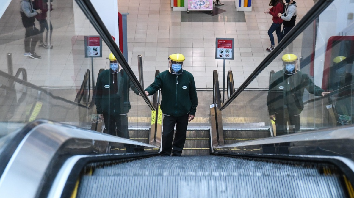 Un hombre con cubrebocas en un centro comercial de Montevideo el 9 de junio de 2020. (Foto Prensa Libre: Agence France-Presse)