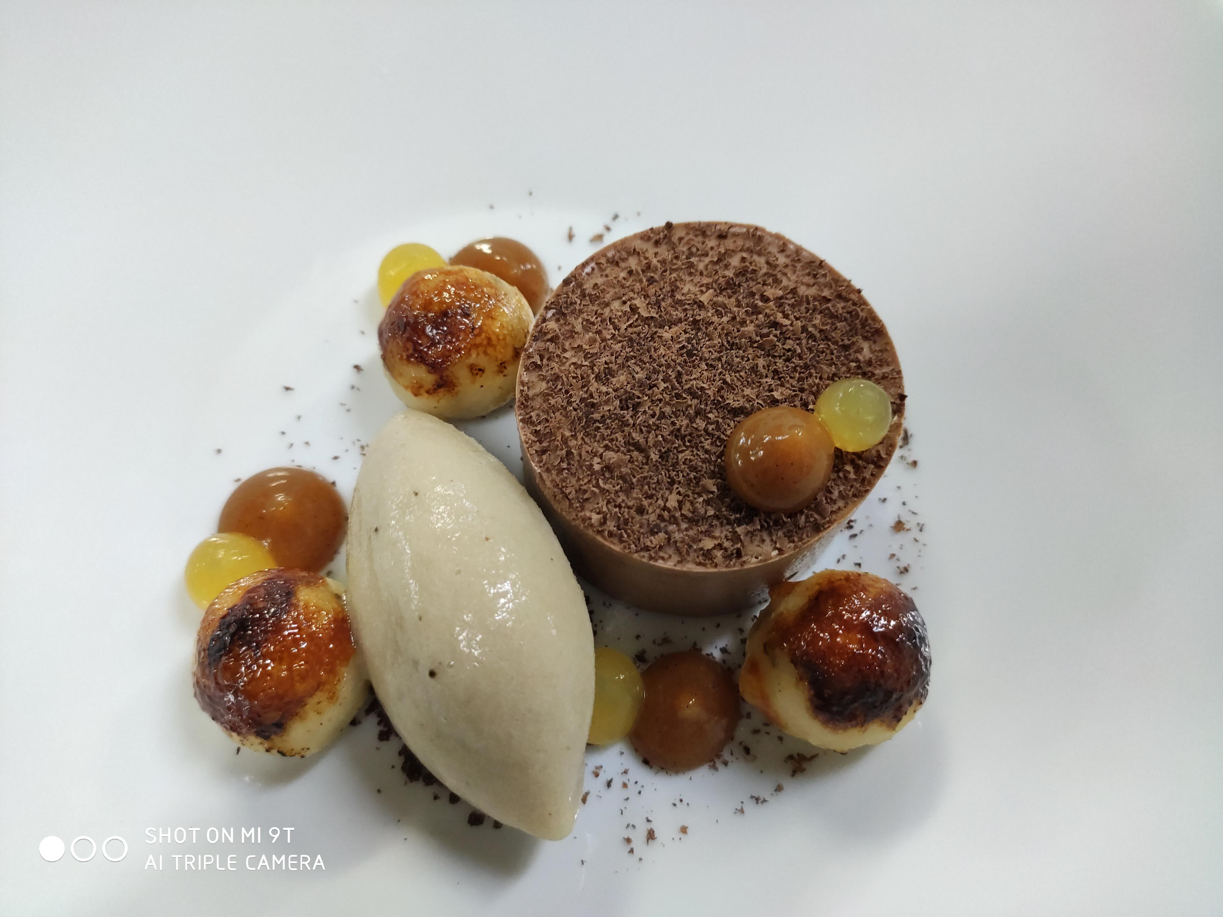 Semifredo de chocolate, servido con sorbete de banano rostizado, gel de caramelo, vainilla y bolitas de banano flameado  es el nombre del postre nacido de la creatividad del chef Marcos Sáenz. (Foto Prensa Libre, Marcos Sáenz)